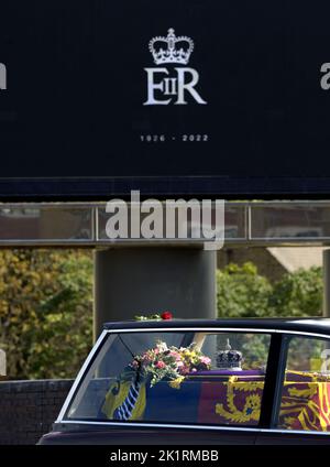 London, Großbritannien. Der Tag der Staatsfuneral von Königin Elizabeth II.. Der Leichenwagen, der den Sarg der Königin trägt, führt entlang der West Cromwell Road, Kensington. 19 Stockfoto