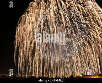 Golden Orange erstaunliche Feuerwerk Textur in dunklen Hintergrund Nahaufnahme mit dem Ort für Text, Malta Feuerwerk Festival, 4. Juli, Unabhängigkeitstag, Ne Stockfoto