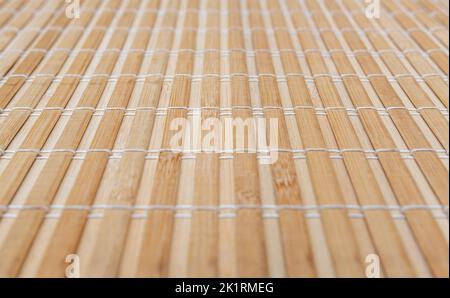 Tischdecke aus Bambus-Holz zur Dekoration in der Küche. Stockfoto