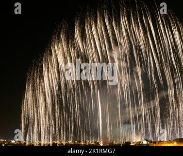 Golden Orange erstaunliche Feuerwerk Textur in dunklen Hintergrund Nahaufnahme mit dem Ort für Text, Malta Feuerwerk Festival, 4. Juli, Unabhängigkeitstag, Ne Stockfoto