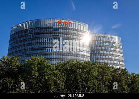 Essen, Nordrhein-Westfalen, Deutschland - E.ON-Hauptsitz. Firmenlogo an der Fassade des Hauptsitzes. Stockfoto