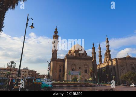 Kairo, Ägypten - 16. November 2020: Panoramablick auf die Moschee-Madrasa von Sultan Hassan unter blauem Himmel im Herzen der ägyptischen Hauptstadt Kairo Stockfoto