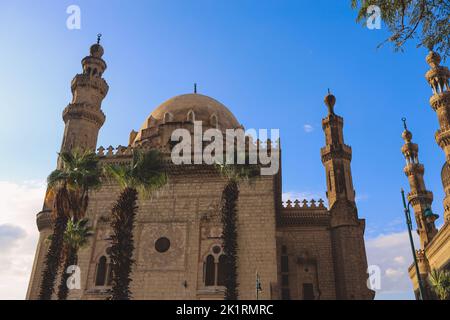 Kairo, Ägypten - 16. November 2020: Panoramablick auf die Moschee-Madrasa von Sultan Hassan unter blauem Himmel im Herzen der ägyptischen Hauptstadt Kairo Stockfoto