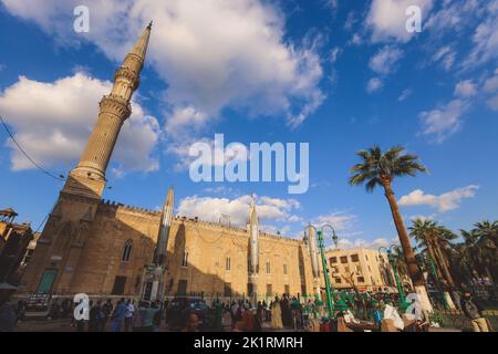 Kairo, Ägypten - 16. November 2020: Panoramablick auf die Moschee-Madrasa von Sultan Hassan unter blauem Himmel im Herzen der ägyptischen Hauptstadt Kairo Stockfoto