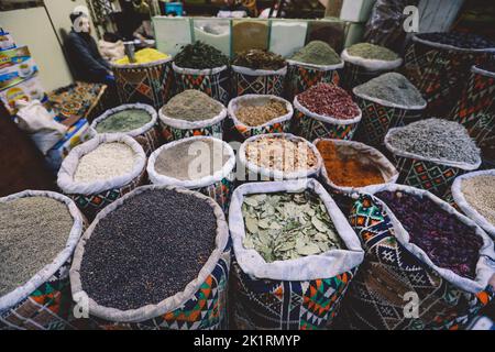 Verschiedene bunte Gewürze und Körnersamen auf dem berühmten Khan el-Khalili Basar und Souk (oder Souk) im historischen Zentrum von Kairo, Ägypten Stockfoto