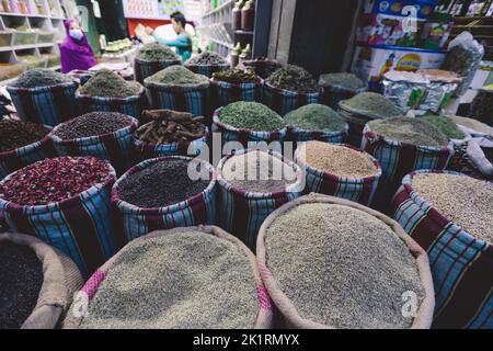 Verschiedene bunte Gewürze und Körnersamen auf dem berühmten Khan el-Khalili Basar und Souk (oder Souk) im historischen Zentrum von Kairo, Ägypten Stockfoto