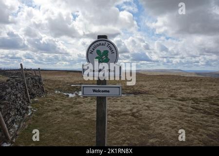 Metal Welcome Sign vom National Trust in Upper Wharfedale auf dem Gipfel des Buckden Pike im Yorkshire Dales National Park, England, Großbritannien. Stockfoto