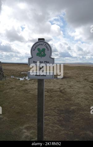 Metal Welcome Sign vom National Trust in Upper Wharfedale auf dem Gipfel des Buckden Pike im Yorkshire Dales National Park, England, Großbritannien. Stockfoto