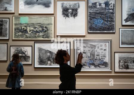 London, Großbritannien. 20. September 2022. Die Besucher sehen Kohlearbeiten von William Kentridge bei der Presseansicht einer neuen Ausstellung des in Johannesburg geborenen Künstlers William Kentridge an der Royal Academy. In der größten Ausstellung des Künstlers in Großbritannien, vom 24. September bis zum 11. Dezember 2022, werden frühe Arbeiten aus dem Apartheid-Regime der 1980s, bis hin zu großformatigen Produktionen und Animationen aus einer 40-jährigen Karriere gezeigt. Kredit: Stephen Chung / Alamy Live Nachrichten Stockfoto
