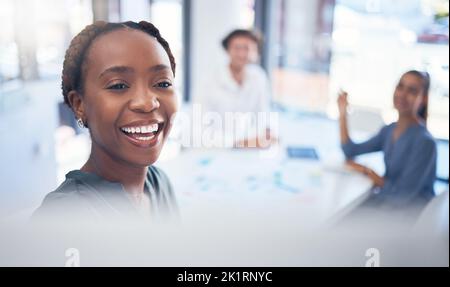 Schwarze Managerin und Geschäftsleute mit Whiteboard-Präsentation, Planung und Besprechung für das Unternehmensbudget. Glücklicher afrikanischer Unternehmenserfolg Stockfoto