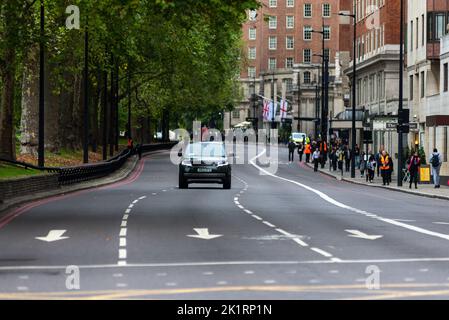 London, Großbritannien, Montag, 19.. September 2022. Beerdigung von Königin Elizabeth II. Die Park Lane ist für nicht-offiziellen Verkehr gesperrt, da Menschen zum Hyde Park strömen. Stockfoto