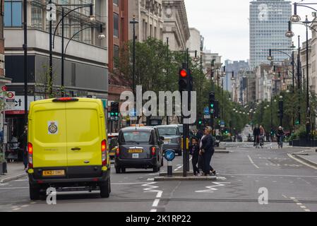 London, Großbritannien, Montag, 19.. September 2022. Am Tag der staatlichen Beerdigung von Königin Elizabeth II. Die Oxford Street ist ungewöhnlich ruhig. Stockfoto