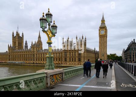 London, Großbritannien, Montag, 19.. September 2022. Staatsbegräbnis von Königin Elizabeth II.. Die Westminster Bridge ist zur Vorbereitung auf die Zeremonie für den Verkehr gesperrt. Stockfoto