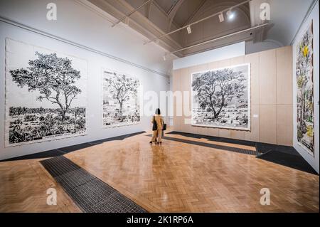 London, Großbritannien. 20. September 2022. Bäume inklusive nicht überall, aber überall, 2021 - William Kentridge, Südafrikas berühmteste lebende Künstler, eine neue Ausstellung in der Royal Academy of Arts. Umwandlung der Hauptgalerien mit der größten Ausstellung des Künstlers Arbeit in Großbritannien. Viele Stücke wurden noch nie gesehen, und einige wurden speziell für die Show gemacht. Über eine 40-jährige Karriere mit 4 Meter breiten Wandteppichen, seinen charakteristischen Kohlebäumen und Blumen und einem Großbildfilm. Die Show findet vom 24. September bis 11. Dezember 2022 statt. Kredit: Guy Bell/Alamy Live Nachrichten Stockfoto