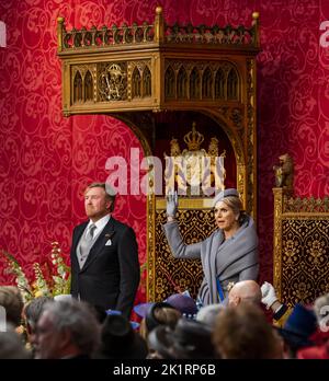 Den Haag, Niederlande. 20. September 2022. 2022-09-20 13:49:17 DEN HAAG - König Willem-Alexander liest die Rede vom Thron zu den Mitgliedern des Senats und des Repräsentantenhauses in der Koninklijke Schouwburg am Tag des Prinzen. Neben ihm Königin Maxima. Die Rede vom Thron wird in diesem Jahr in der Schouwburg verlesen, da der Ridderzaal aufgrund der Renovierung des Binnenhofs nicht verfügbar ist. ANP REMKO DE WAAL netherlands Out - belgium Out Credit: ANP/Alamy Live News Stockfoto