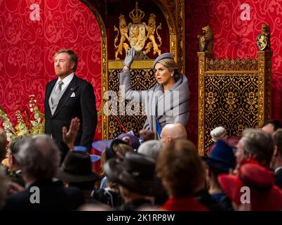 Den Haag, Niederlande. 20. September 2022. 2022-09-20 13:49:18 DEN HAAG - König Willem-Alexander liest die Rede vom Thron zu den Mitgliedern des Senats und des Repräsentantenhauses in der Koninklijke Schouwburg am Tag des Prinzen. Neben ihm Königin Maxima. Die Rede vom Thron wird in diesem Jahr in der Schouwburg verlesen, da der Ridderzaal aufgrund der Renovierung des Binnenhofs nicht verfügbar ist. ANP REMKO DE WAAL netherlands Out - belgium Out Credit: ANP/Alamy Live News Stockfoto