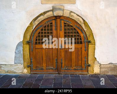 Schwäbisch Gmünd. Der Eingangsbereich des Kapitelhauses war früher die Heimat des Klerus des Münsters‘. Baden Württemberg, Deutschland, Europa Stockfoto