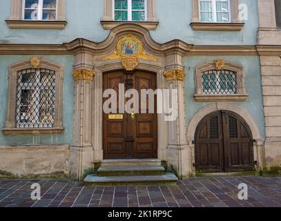 Schwäbisch Gmünd. Der Eingangsbereich des Kapitelhauses war früher die Heimat des Klerus des Münsters‘. Baden Württemberg, Deutschland, Europa Stockfoto