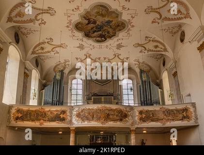 Innenraum mit Orgel und Aufnahme des Deckenfreskens im Kirchenschiff, Augustinuskirche St. Augustine Lutherische Kirche, Schwäbisch Gmünd, Baden-Württemberg Stockfoto