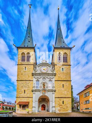 Fassade der atemberaubenden St. Leodegar Kirche mit seinem schönen Portal und berühmten Zwillingstürmen, Luzern, Schweiz Stockfoto