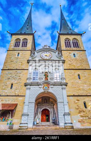 LUZERN, SCHWEIZ - 30. MÄRZ 2022: Eingangsportal der Kirche St. Leodegar im Hof Parich, am 30. März in Luzern, Schweiz Stockfoto