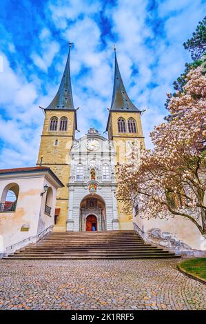 Mittelalterliche Kirche St. Leodegar im Hof, die aufregendste in Luzern, Schweiz Stockfoto