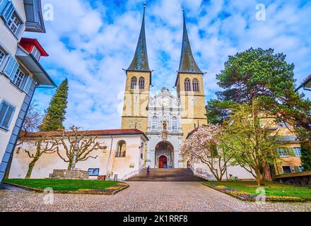 Die Pfarrkirche St. Leodegar im Hof mit ihren Zwillingstürmen ist das Symbol der Stadt Luzern in der Schweiz Stockfoto