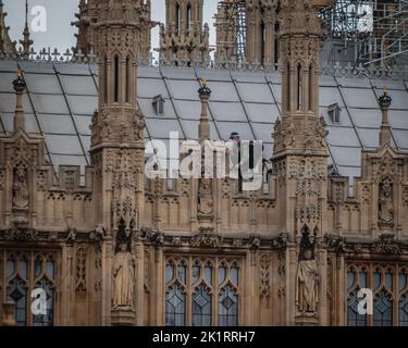 Ein Schütze im Palast von Westminster in London während der Beerdigung der Königin. Stockfoto