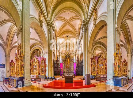 LUZERN, SCHWEIZ - 30. MÄRZ 2022: St Panorama of interior of St Leodegar Church, on March 30 in Lucerne, Switzerland Stockfoto