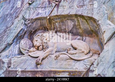 Löwendenkmal in einer felsigen Klippe gehauen ist das berühmteste Denkmal der Schweiz und eine Visitenkarte der Stadt Luzern Stockfoto