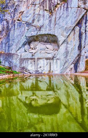 Der Luzerner Löwe (Lowendendenkmal) ist der berühmteste in der Schweiz und ein Denkmal aus geschnitztem Stein für den sterbenden Löwen Stockfoto