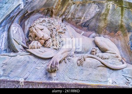 Das Meisterwerk Löwendenkmal (Lowendendenkmal), das in eine felsige Klippe gehauen wurde, ist das berühmteste Wahrzeichen der Stadt Luzern, der Schweiz Stockfoto