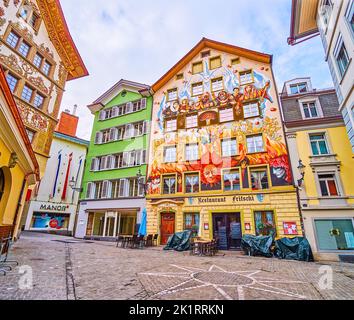 LUZERN, SCHWEIZ - 30. MÄRZ 2022: Große Fresken an der Fassade eines mittelalterlichen Hauses am Sternenplatz, am 30. März in Luzern, Schweiz Stockfoto