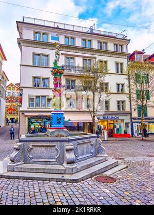 LUZERN, SCHWEIZ - 30. MÄRZ 2022: Farbenfroher Fritschi-Brunnen mit Karnevalsmasken am Kapellplatz, am 30. März in Luzern, Schweiz Stockfoto