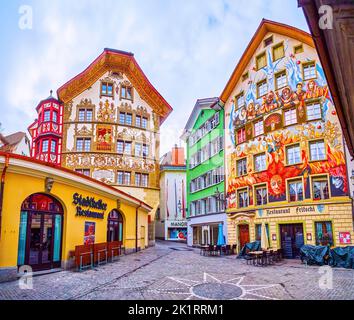 LUZERN, SCHWEIZ - 30. MÄRZ 2022: Panorama des Sternenplatzes mit seinen prächtigen Häusern mit großen Fresken, am 30. März in Luzern, Schweiz Stockfoto
