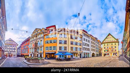 LUZERN, SCHWEIZ - 30. MÄRZ 2022: Panorama der mittelalterlichen Stadthäuser des Weinmarktes, ehemaliger Fischmarktplatz, am 30. März in Luzern, Schweiz Stockfoto