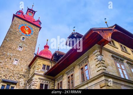 Mittelalterliches Rathaus am Kornmarkt mit steinerner Uhrenturm, dem Wahrzeichen von Luzern, Schweiz Stockfoto