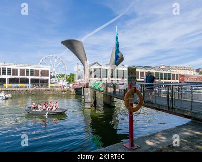 Pero’s Bridge, die Bascule-Brücke, die St. Augustine im Bristol Floating Harbour während des Bristol Harbour Festival 2022, England, überspannt. Stockfoto