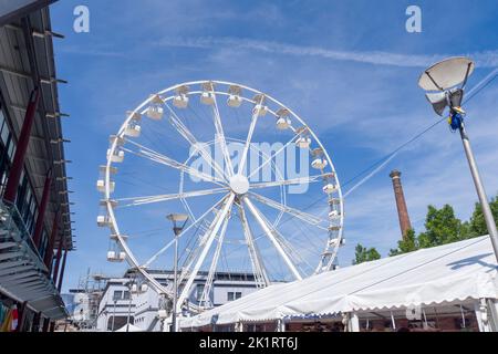 Ein Riesenrad auf dem Anchor Square während des Bristol Harbour Festivals im Sommer 2022, England, Großbritannien. Stockfoto