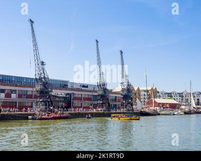 Die alten Kraniche auf der Kaienseite vor dem M Shed Museum am schwimmenden Hafen von Bristol während des Bristol Harbour Festivals 2022, England, Großbritannien. Stockfoto