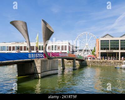 Pero’s Bridge, die Bascule-Brücke, die St. Augustine im Bristol Floating Harbour während des Bristol Harbour Festival 2022, England, überspannt. Stockfoto