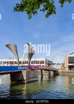 Pero’s Bridge, die Bascule-Brücke, die St. Augustine im Bristol Floating Harbour während des Bristol Harbour Festival 2022, England, überspannt. Stockfoto