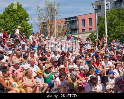 Menschen, die Live-Musik genießen, die auf der Center Stage der Cascade Steps während des Bristol Harbour Festivals 2022 in England, Großbritannien, aufgeführt wird. Stockfoto