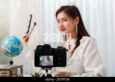 Junge asiatische Frau Reisende Blogger Selfie sich mit Smartphone während der Aufnahme vlog Video Live-Streaming. Blogger und vlogger online Influencer auf Stockfoto