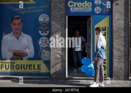 Crotone, Italien. 19. September 2022. Mitglieder der Partei am Eingang des Hauptquartiers der Liga in Crotone gesehen. Wenige Tage vor den nationalen Wahlen (25. September 2022) nahm Matteo Salvini, Vorsitzender der Lega-Partei, an einer Wahlkampfveranstaltung in Crotone Teil. (Foto von Valeria Ferraro/SOPA Images/Sipa USA) Quelle: SIPA USA/Alamy Live News Stockfoto