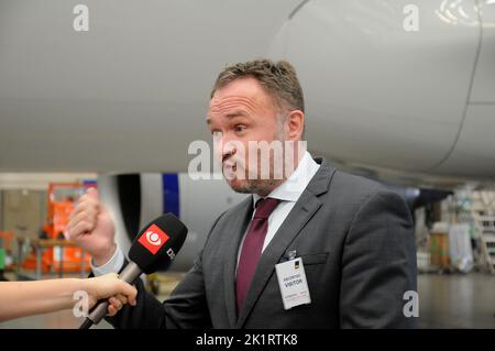 Kastrup/Copenahgen /Dänemark/20 Septemeber2022/ Denamrk-Miistr für Cklimate und Eneergy Dan Jorgensen schließt sich der Pressekonferenz mit der dänischen Verkehrsministerin Ms.Tine Branmsen und dem dänischen Minister für Steuern und Einnahmen Jeppe Bruus, Thomsbye admsdiretcor für den Flughafen Copenhaageh und dem Partnerunternehmen Climate ann SAS, dem Diretcor Simon Pauck Hansen und dem internationalen Flughafen Kopenhagen in Kastrup, an. Grünes Flugbild für alle (Foto. Francis Joseph Dean/Dean Pictures. Stockfoto