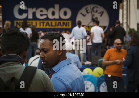 Crotone, Italien. 19. September 2022. Männer asiatischer Herkunft am Treffpunkt der Liga gesehen. Wenige Tage vor den nationalen Wahlen (25. September 2022) nahm Matteo Salvini, Vorsitzender der Lega-Partei, an einer Wahlkampfveranstaltung in Crotone Teil. (Foto von Valeria Ferraro/SOPA Images/Sipa USA) Quelle: SIPA USA/Alamy Live News Stockfoto