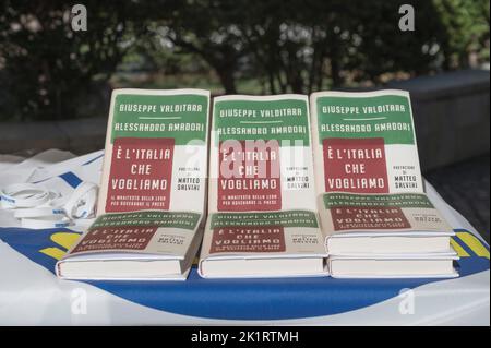 Crotone, Italien. 19. September 2022. Kopien des Buches "Es ist das Italien, das wir wollen" (E' l'Italia che vogliamo), mit dem Manifest der Liga, auf einem Schreibtisch zu sehen. Wenige Tage vor den nationalen Wahlen (25. September 2022) nahm Matteo Salvini, Vorsitzender der Lega-Partei, an einer Wahlkampfveranstaltung in Crotone Teil. (Foto von Valeria Ferraro/SOPA Images/Sipa USA) Quelle: SIPA USA/Alamy Live News Stockfoto