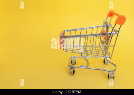 Kleiner Supermarkt Lebensmittelgeschäft Push Cart zum Einkaufen. Shopaholic. Stockfoto