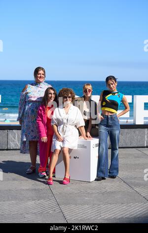 Donostia / San Sebastian. Spanien. 20220920, Coria Castillo, Natalia de Molina, Anna Castillo, Anna Marchessi Riera, Anna R. Costa nahm an der Photocall „Easy (Facil)“ während des San Sebastian International Film Festival 70. im Kursaal Palace am 20. September 2022 in Donostia / San Sebastian, Spanien Teil Stockfoto